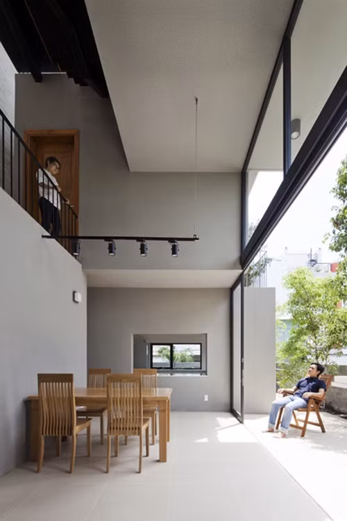 Bộ bàn ăn được bố trí ngoài hiên nhà mát mẻ, thoáng đãng.