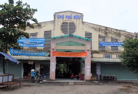 Nằm trên khu đất rộng hơn 2.000 m2 với 164 sạp hàng, chợ Phú Hữu có kinh phí xây dựng 1,2 tỷ đồng. Năm đầu mở cửa, có tiểu thương vào chợ bán nhưng sau do ít khách vào mua nên chợ vắng dần rồi bỏ hoang. Ảnh: Người lao động.