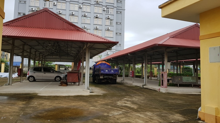 Bên trong chợ thành nơi đậu xe ô tô. Ảnh: Saostar.