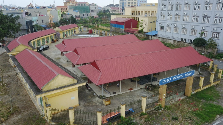 Được xây dựng với kinh phí gần 6 tỷ đồng nhưng sau khi hoàn thiện chợ Đông Mạc (TP Nam Định) bị bỏ hoang nhiều năm qua. Ảnh: Saostar.