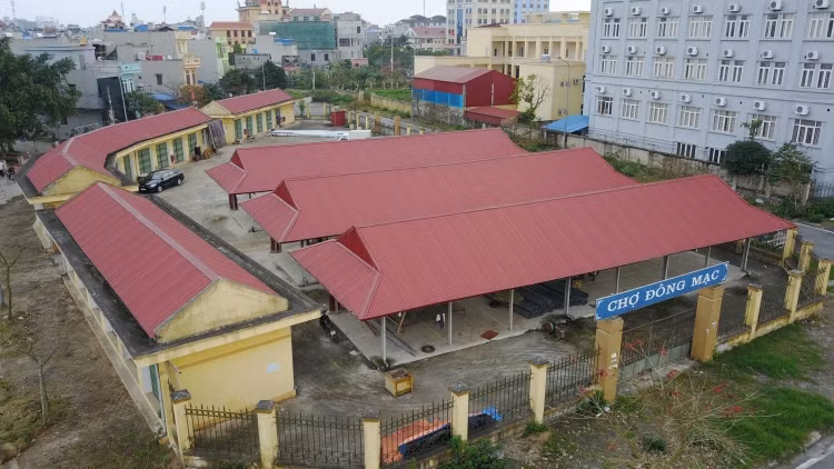 Được xây dựng với kinh phí gần 6 tỷ đồng nhưng sau khi hoàn thiện chợ Đông Mạc (TP Nam Định) bị bỏ hoang nhiều năm qua. Ảnh: Saostar.
