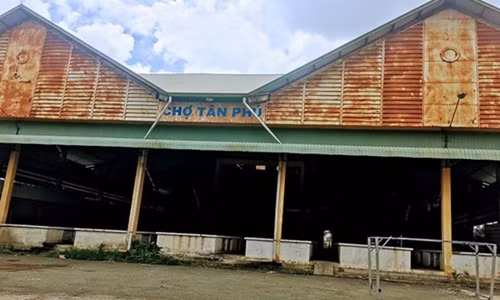 Trước đây, khu chợ có vài ki ốt hoạt động rồi nhưng sau đó lại cửa đóng then cài và bỏ hoang từ đó đến nay. Ảnh: Plo.