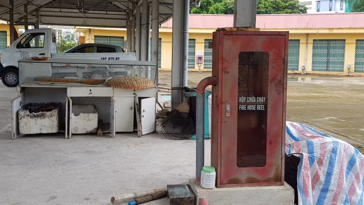Vì bỏ hoang lâu ngày nên bình chữa cháy trong chợ đã hư hỏng. Ảnh: Saostar.