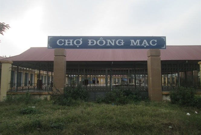 Chợ nằm trên khu đất rộng gần 2.300 m2, gồm 21 quầy hàng kín, 42 quầy hàng hở và 500 m2 mặt sân ngoài trời. Tháng 10/2014, chợ xây xong nhưng chỉ họp được ít ngày rồi bỏ hoang. Ảnh: Nongnghiep.