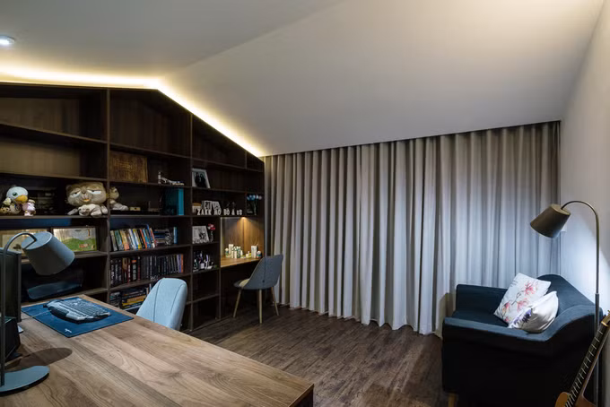 Rèm ngăn cách phòng làm việc với giường ngủ.