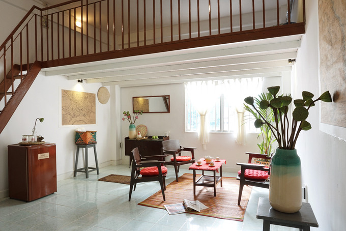 Ngoài cải tạo phần thô, căn hộ cũ còn được thay nội thất mới theo phong cách Đông Dương.