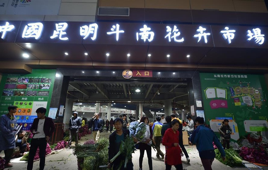 Các màn đấu giá hoa cũng vô cùng sôi động.