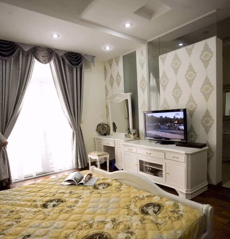 Phòng ngủ sang trọng với gam màu trắng - vàng.