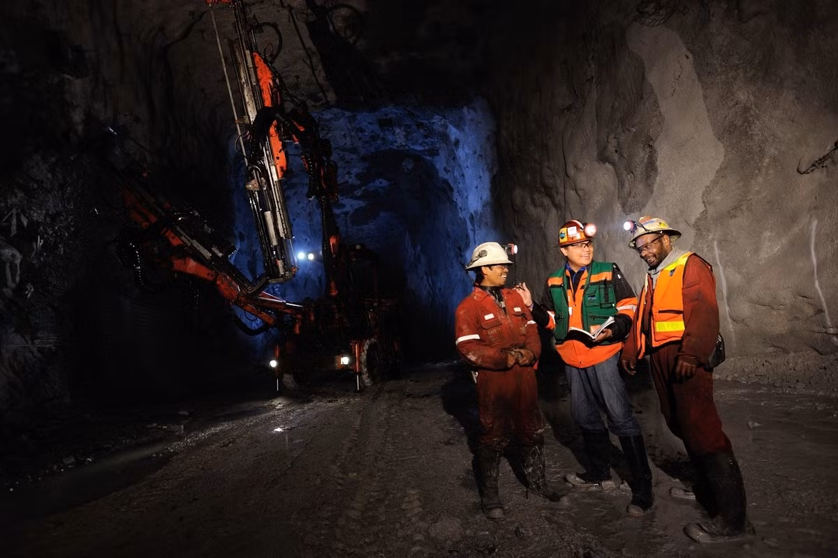 Các công nhân của Freeport McMoRan làm việc bất kể ngày đêm. Ảnh: Insider.