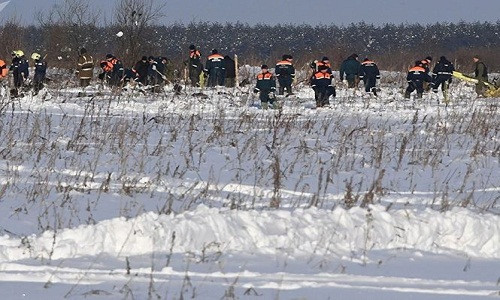 Nhân viên dịch vụ khẩn cấp làm việc tại hiện trường chiếc An-148 rơi. Ảnh: Sputnik