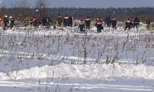 Nhân viên dịch vụ khẩn cấp làm việc tại hiện trường chiếc An-148 rơi. Ảnh: Sputnik