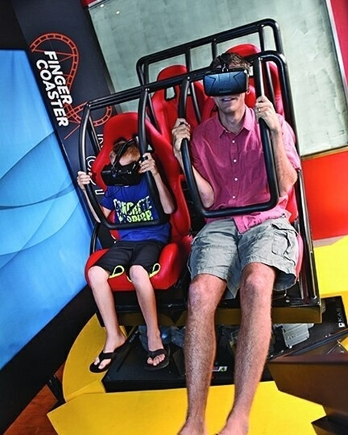 Hoạt động giải trí bên trong trung tâm Ala Moana khá đa dạng như biểu diễn ca nhạc, đường trượt sử dụng kính thực tế ảo...