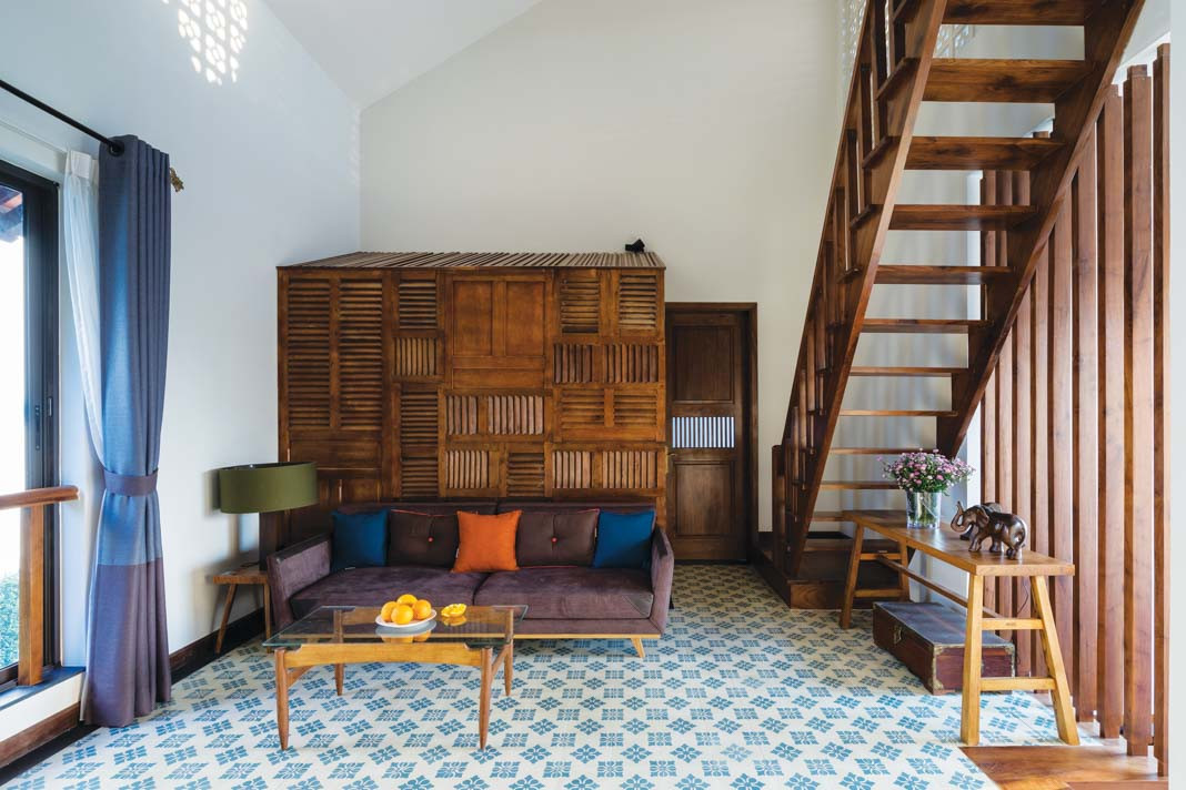 Phòng sinh hoạt chung sử dụng nhiều đồ nội thất mộc mạc làm từ gỗ, các vật liệu gần gũi với cuộc sống như mây, tre...gợi cảm giác thân thương.