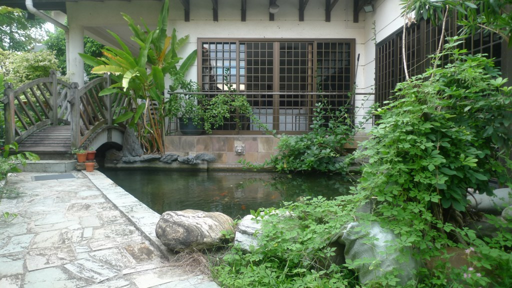 Ngoài rau, Alexius Yeo còn thiết kế một hồ cá tuyệt đẹp. Nguồn ảnh: Tendergardener.