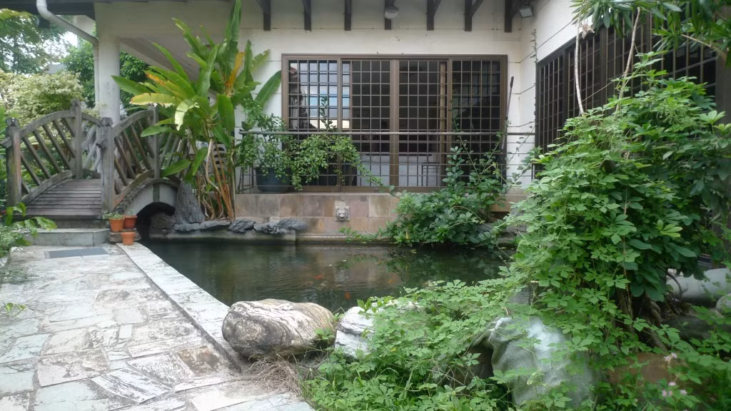 Ngoài rau, Alexius Yeo còn thiết kế một hồ cá tuyệt đẹp. Nguồn ảnh: Tendergardener.