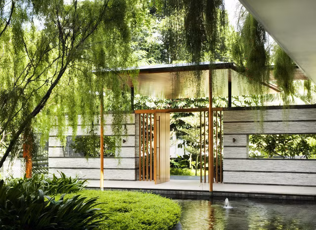 Ngay sau cánh cổng chính là không gian của cây xanh và hồ nước đẹp siêu lòng.