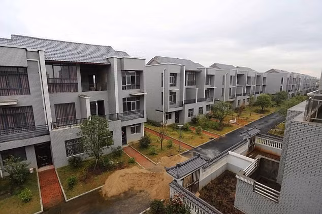 Một đại gia ngành thép cũng đã tặng mỗi hộ dân trong làng Xiongkeng (thành phố Tân Dư, Giang Tây, Trung Quốc) một căn hộ hoặc biệt thự để đền đáp sự đùm bọc họ giành cho gia đình ông thuở cơ hàn. Ảnh: Xinhua.