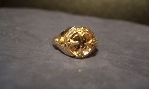 Sản phẩn sau quá trình chế tác nhẫn vàng hoàn thành. Nguồn ảnh: QQ News.