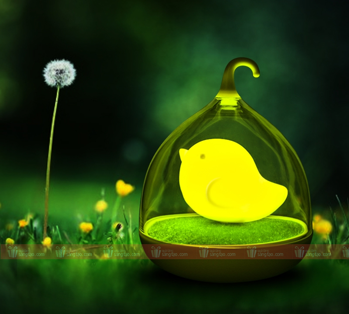 Chiếc đèn ngủ cảm ứng lồng chim với thiết kế thật xinh xắn, có thể phát ra ánh sáng dịu nhẹ, giúp xua đi mệt mỏi chắc chắn là ý tưởng mới lạ, thiết thực cho nàng dịp 8/3. Ảnh: Quatang.