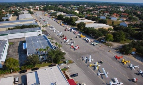 Thị trấn chỉ có khoảng 5.000 người sinh sống, 1.300 ngôi nhà nhưng có tới 700 nhà chứa máy bay và bãi đáp riêng trước mỗi căn biệt thự. Ảnh: Roadtrippers.