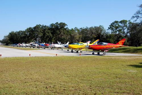 Thị trấn còn có câu lạc bộ máy bay, máy bay cho thuê cùng đội huấn luyện bay, bảo vệ tuần tra 24h. Ảnh: Andy.