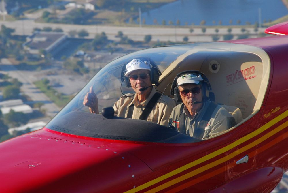 Một số khác là bác sỹ, luật sư, doanh nhân bất động sản. Tuy nhiên, tất cả đều có niềm đam mê máy bay và thường xuyên trò chuyện những thuật ngữ hàng không. Ảnh: Travel + Leisure.