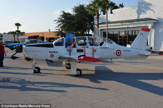 Vào sáng thứ 7 hàng tuần, cư dân ở Spruce Creek sẽ tụ tập gần đường băng và cất cánh theo nhóm tới các sân bay địa phương để ăn sáng. Ảnh: DM.