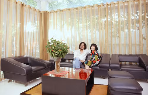 Nhờ thiết kế cửa kính, phòng khách luôn thoáng và ngập ánh sáng tự nhiên. Ảnh: Khám phá.