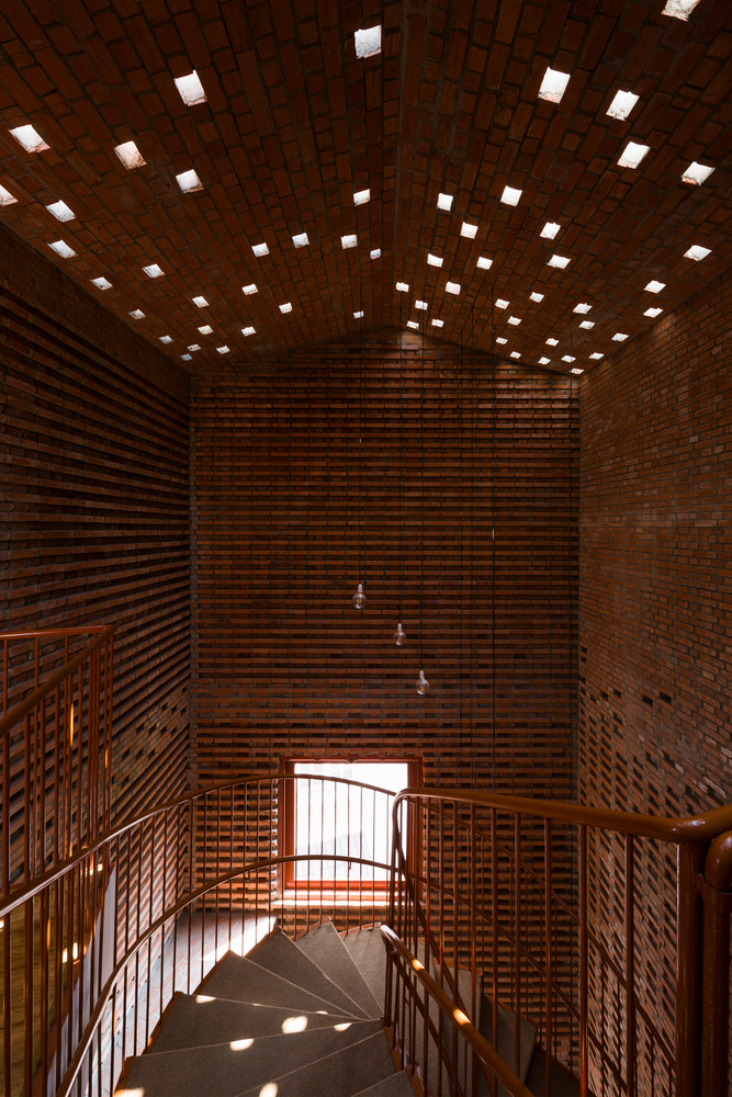 Những viên gạch mộc đảm bảo ngôi trường luôn thông thoáng tự nhiên mà vẫn đảm bảo tính thẩm mỹ.