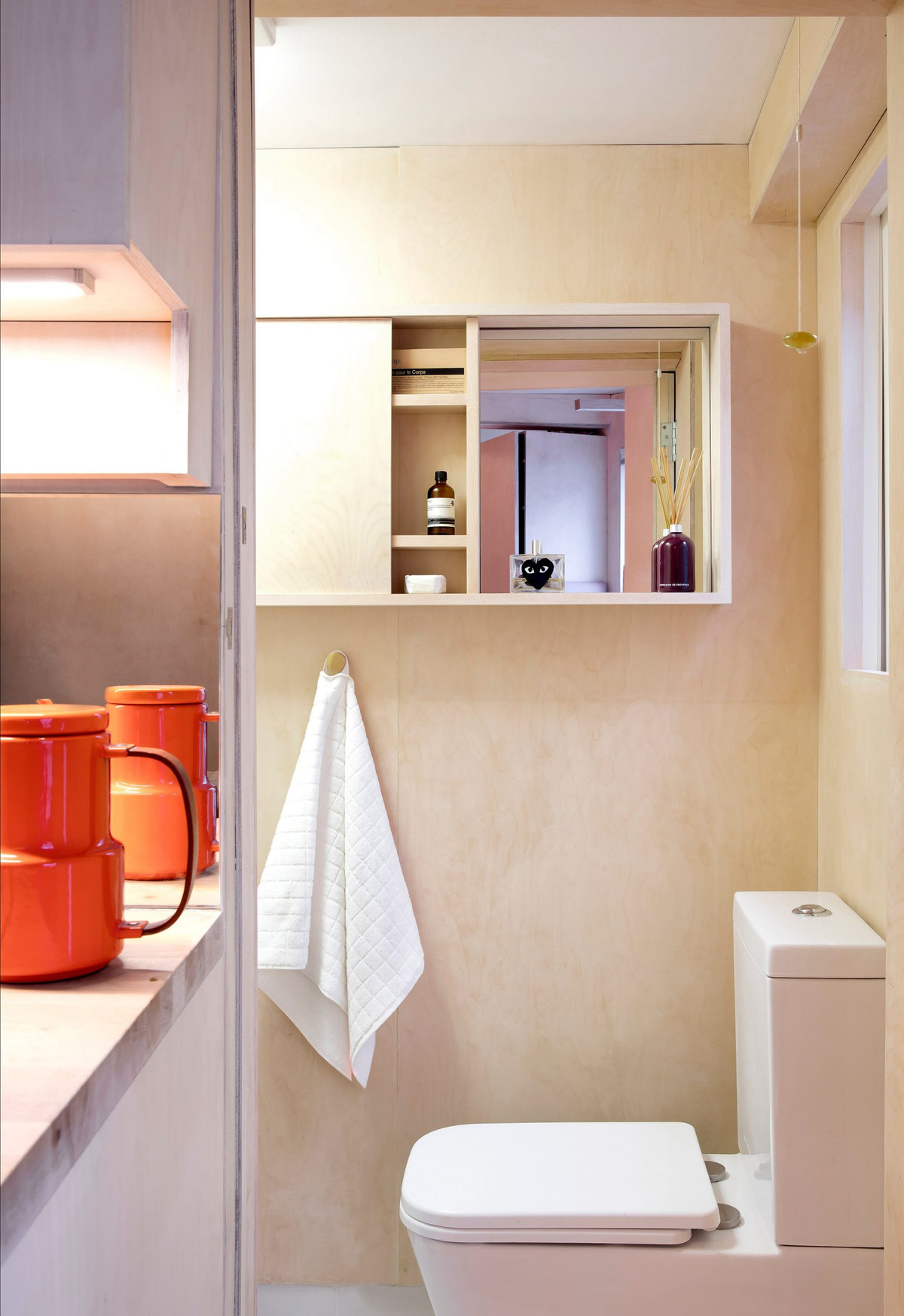 Phòng tắm nhỏ nhưng hiện đại. Nguồn ảnh: Dezeen.