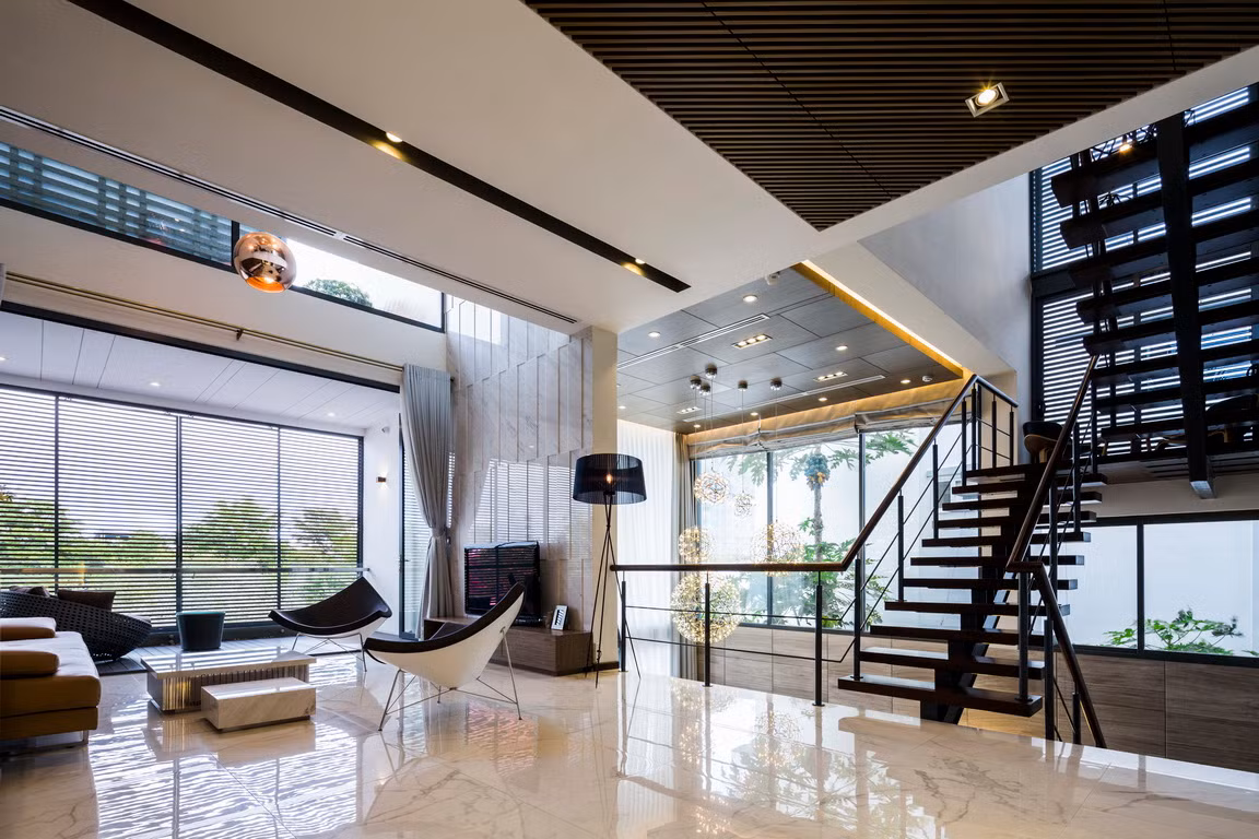 Phòng sinh hoạt chung thiết kế sáng sủa, thoáng đãng với nhiều khoảng thông tầng được lồng ghép.