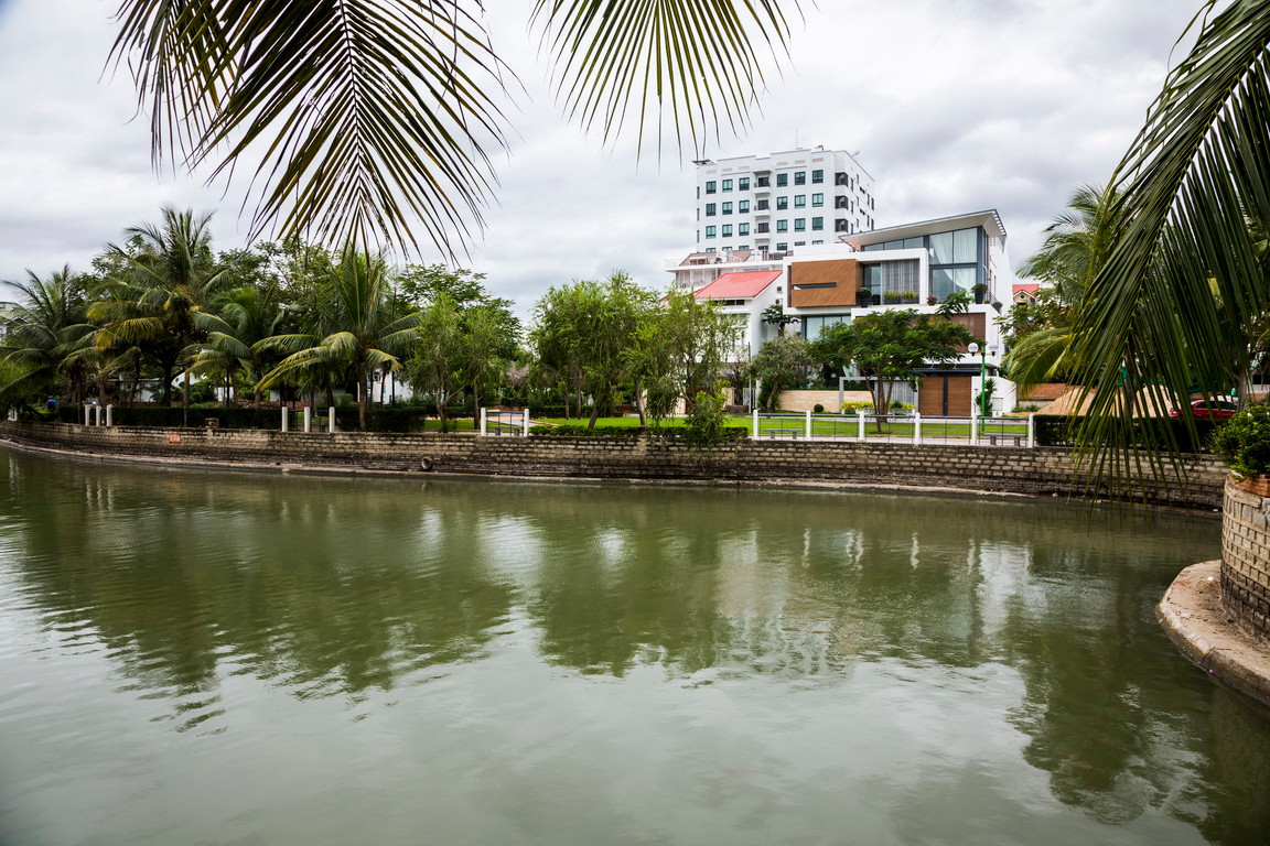 Biệt thự vườn gây chú ý với hình khối vuông vức bên ngoài.