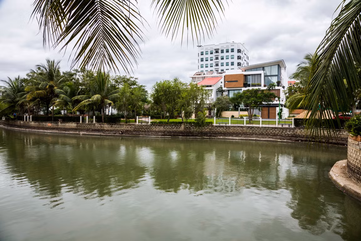 Biệt thự vườn gây chú ý với hình khối vuông vức bên ngoài.