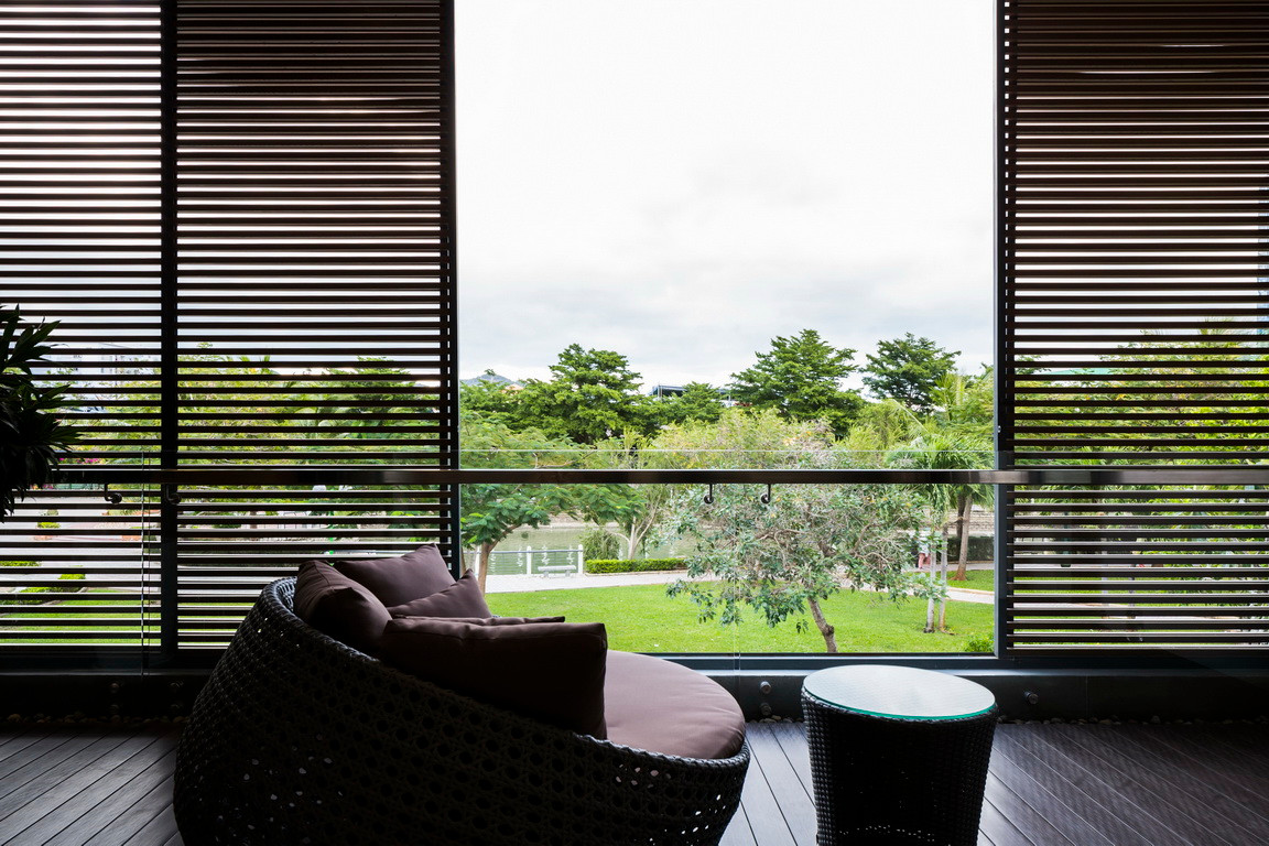 Cây cối được lồng ghép khéo léo giữa trong và ngoài biệt thự 2 tầng.