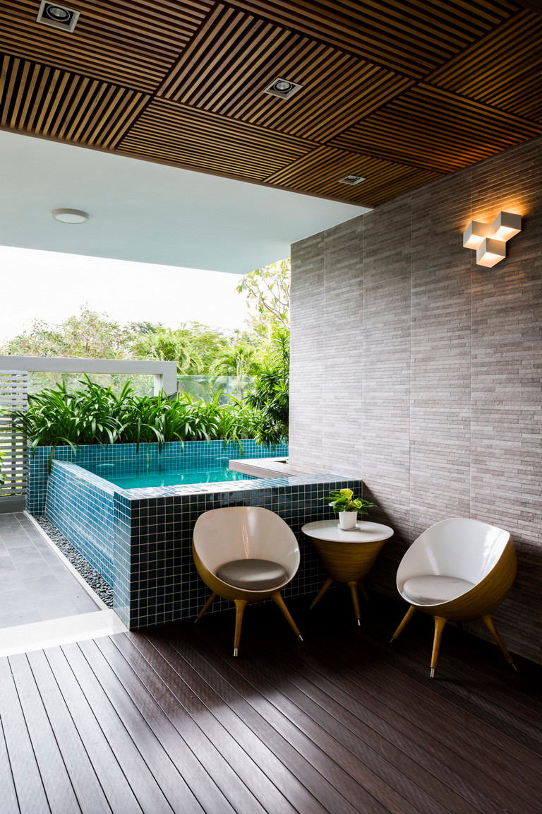 Bể bơi ngoài trời sang trọng như ở resort.