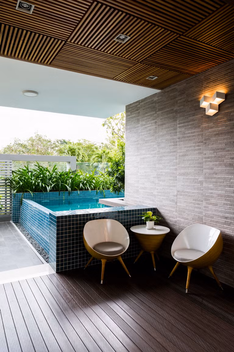 Bể bơi ngoài trời sang trọng như ở resort.