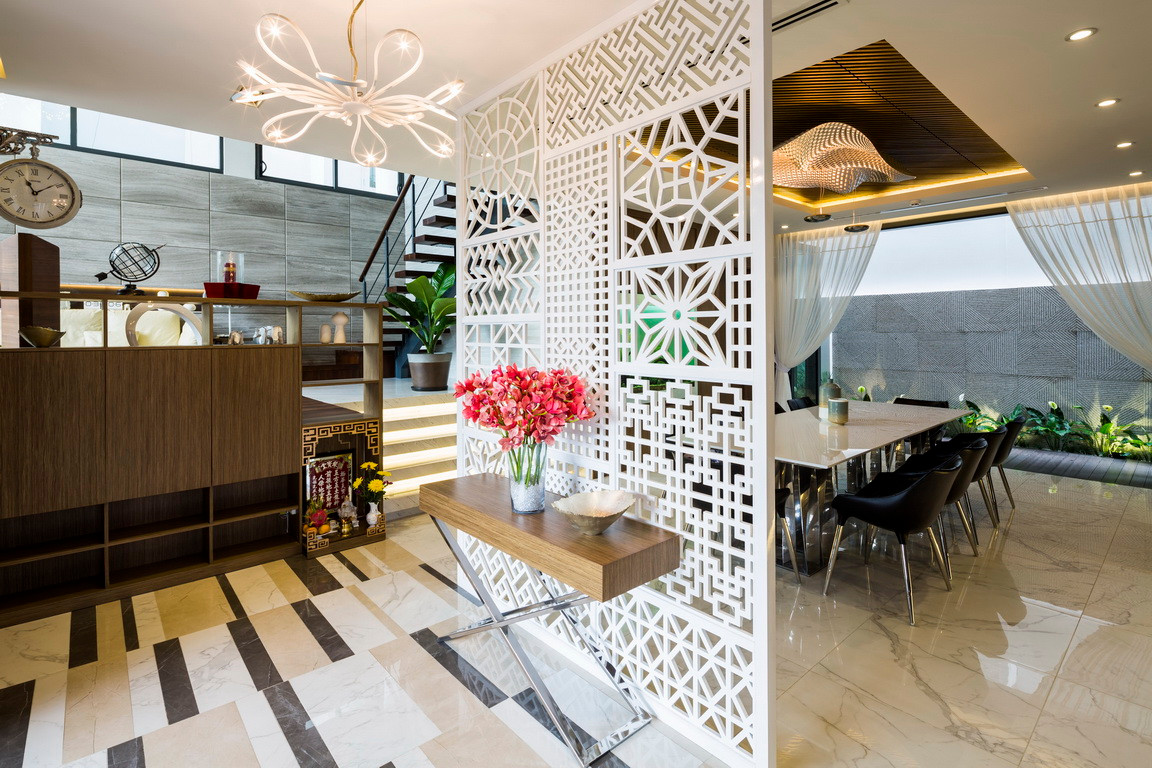 Giữa phòng bếp và phòng khách là phòng ăn với bức bình phong gỗ màu trắng và bàn console đóng vai trò vách ngăn.