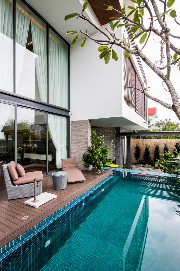 Mảng xanh bao bọc xung quanh đem lại vẻ đẹp trong lành cho ngôi nhà.