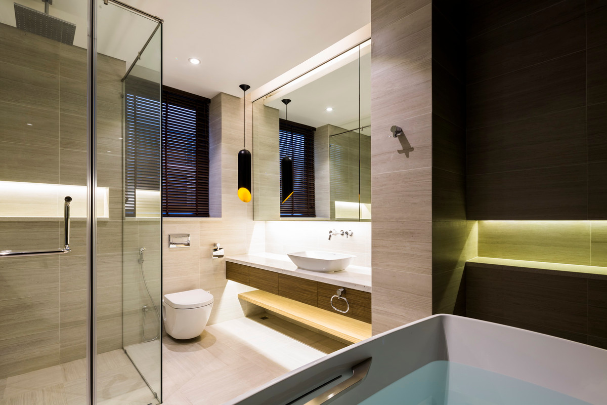 Phòng tắm được chăm chút với gạch ốp lát màu be kết hợp ánh sáng cho không gian sang trọng như khách sạn 5 sao. Nguồn ảnh: Hiroyuki Oki.