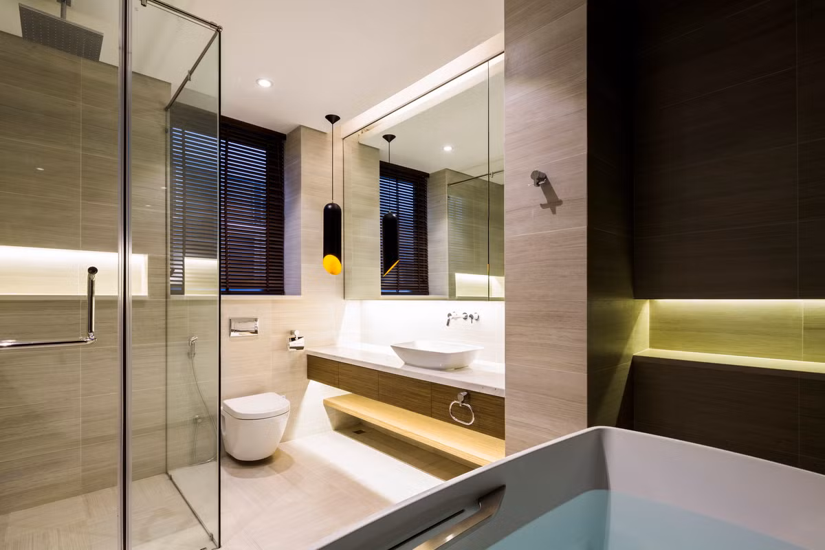 Phòng tắm được chăm chút với gạch ốp lát màu be kết hợp ánh sáng cho không gian sang trọng như khách sạn 5 sao. Nguồn ảnh: Hiroyuki Oki.