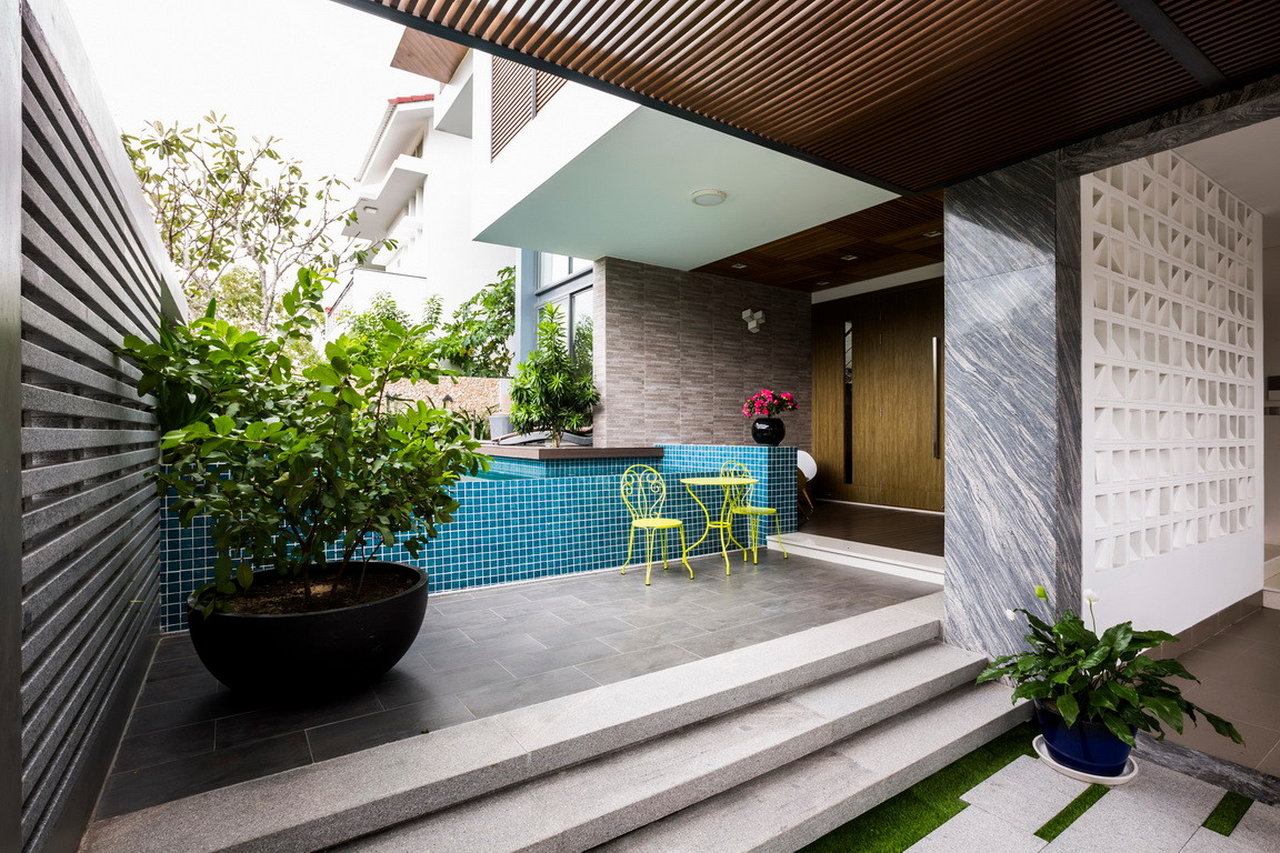 Ban công rộng được hô biến thành góc thư giãn đẹp mắt.