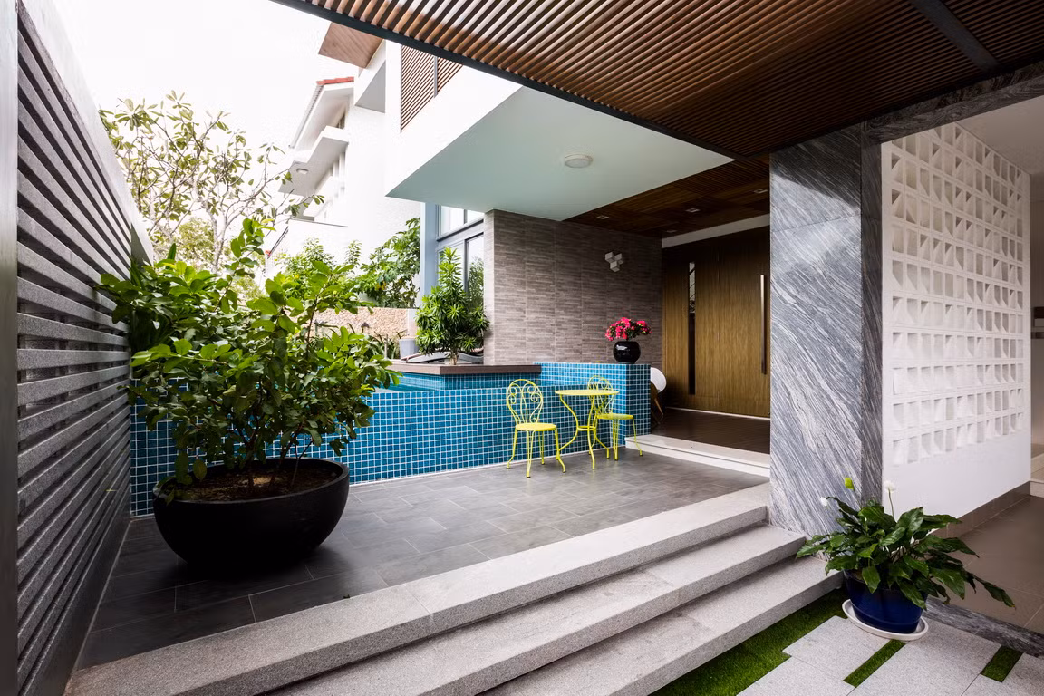 Ban công rộng được hô biến thành góc thư giãn đẹp mắt.