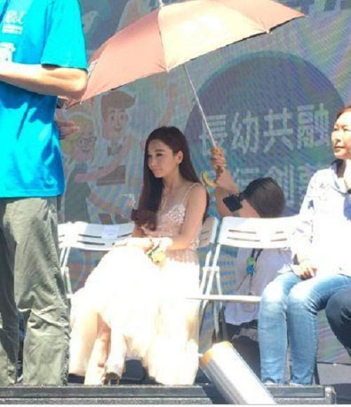 Khi Ôn Bích Hà đi quay quảng cáo, cô ngồi trên ghế, phía sau có 1 nữ trợ phải quỳ xuống 2 tay giơ cao chiếc ô trên đầu che nắng cho nữ minh tinh.