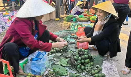 Cứ vào những ngày đầu năm, người dân tại làng Mỹ Lợi (xã Vinh Mỹ, huyện Phú Lộc, tỉnh Thừa Thiên Huế) lại tấp nập họp chợ phiên. Ảnh: Vov.