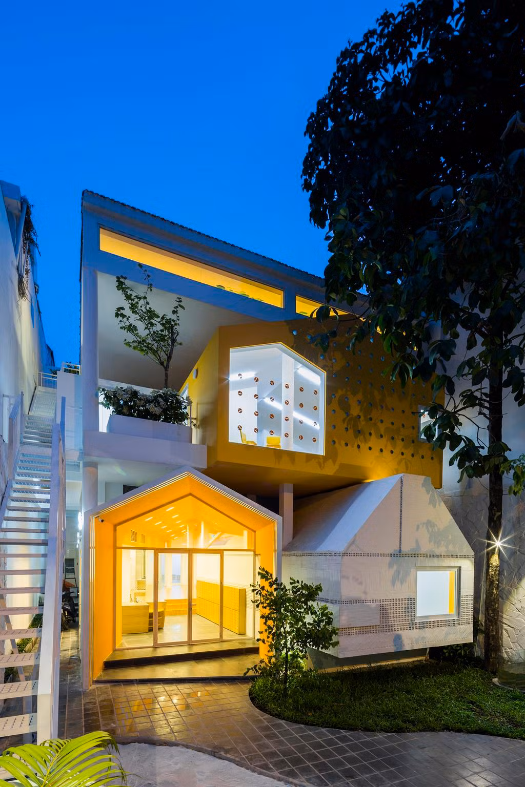 Cách đây 2 năm, trường mầm non Chuồn Chuồn Kim tại phường Tân Định, Quận 1, TP HCM từng được tạp chí kiến trúc Archdaily (Mỹ) khen ngợi nhờ thiết kế độc đáo.