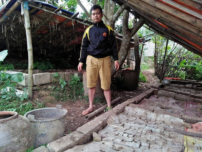 Với mô hình chăn nuôi tạo thành vòng khép kín, mỗi tháng Quyết bỏ túi hơn 10 triệu đồng từ tiền bán giun và gà thịt. Ảnh: Dân Việt.