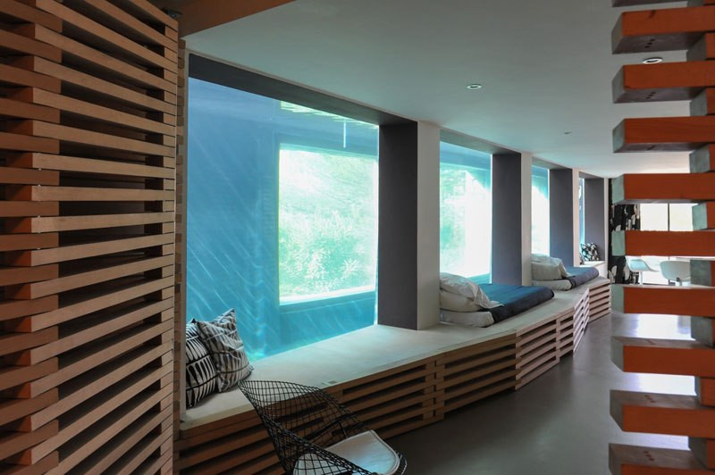 Trong khi đó, phần lòng của bể bơi ăn sâu xuống tầng dưới.