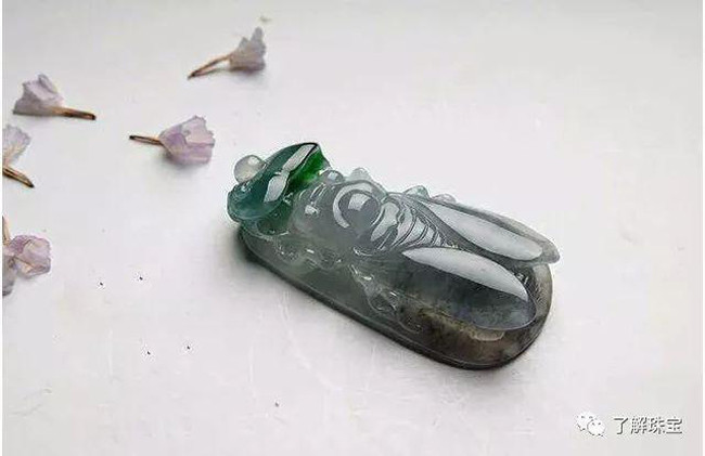 Ngọc bích ve sầu tượng trưng cho sự bất tử và phòng kẻ gian ác hãm hại.