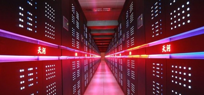 Sunway TaihuLight sử dụng đến 41.000 CPU ShenWei, với mỗi CPU chứa 260 lõi xử lý giúp nâng tổng số lõi của hệ thống lên đến 10.650.000 lõi. Ngoài ra, Sunway TaihuLight còn được trang bị đến 1,3 petabyte bộ nhớ RAM. Tất cả những điều này cho phép siêu máy tính có thể đạt hiệu suất cao nhất theo lý thuyết là 124,5 petaflop (124,5 triệu tỉ phép tính/giây), trở thành hệ thống đầu tiên vượt qua mức 100 petaflop.