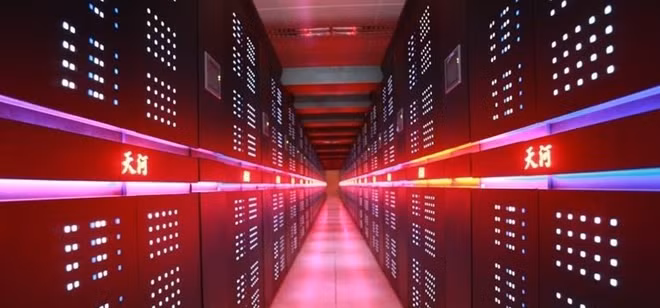 Sunway TaihuLight sử dụng đến 41.000 CPU ShenWei, với mỗi CPU chứa 260 lõi xử lý giúp nâng tổng số lõi của hệ thống lên đến 10.650.000 lõi. Ngoài ra, Sunway TaihuLight còn được trang bị đến 1,3 petabyte bộ nhớ RAM. Tất cả những điều này cho phép siêu máy tính có thể đạt hiệu suất cao nhất theo lý thuyết là 124,5 petaflop (124,5 triệu tỉ phép tính/giây), trở thành hệ thống đầu tiên vượt qua mức 100 petaflop.